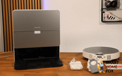 Roborock Saros 10 steht auf dem Tisch