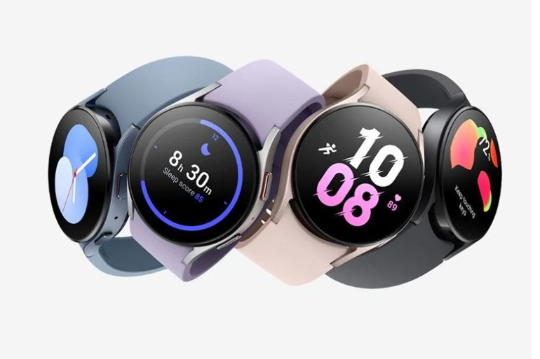 Man sieht die Basis-Version der Galaxy Watch 5.