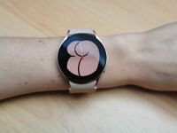 Man sieht die Samsung Galaxy Watch 4 und die Galaxy Watch 4 Classic