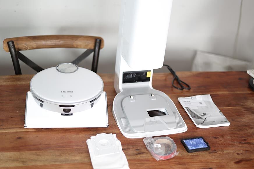 Der Samsung Jet Bot AI+ steht samt Absaugstation auf dem Tisch