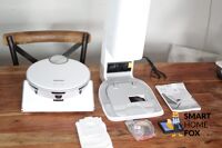 Der Samsung Jet Bot AI+ steht samt Absaugstation auf dem Tisch