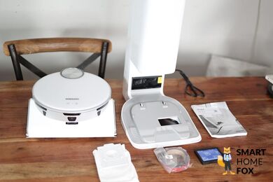 Der Samsung Jet Bot AI+ steht samt Absaugstation auf dem Tisch