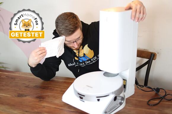 Der Samsung Jet Bot AI+ steht beim Test auf dem Tisch.