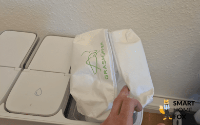 Ein wiederverwendbarer Staubbeutel wird bei einem Saugroboter eingesetzt.