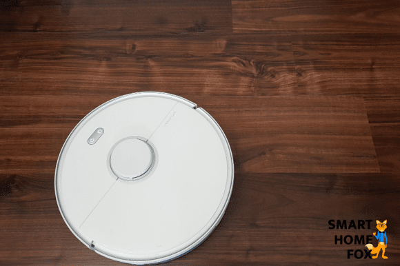 Ein Saugroboter reinigt im Test einen Parkettboden