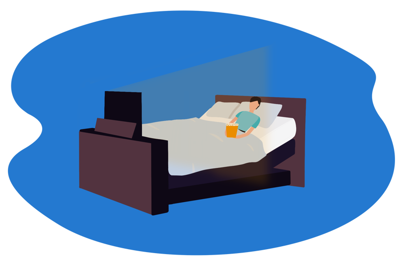 Man sieht eine Person, die Abends im Bett Fernseh schaut.