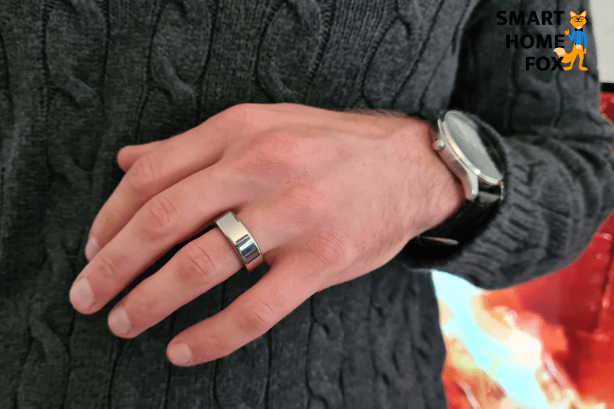 Man sieht den Oura Ring und eine Smartwatch am Arm.