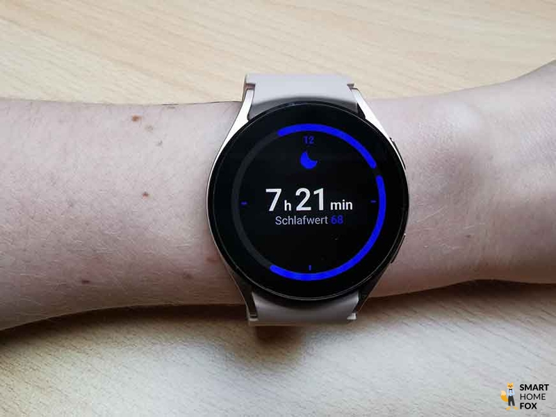 Man sieht die Schlafaufzeichnung auf der Samsung Galaxy Watch 4.