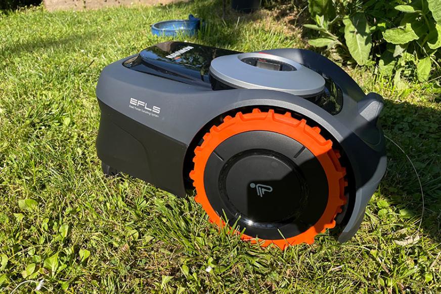 Der Segway Navimow i105E Mähroboter steht im Test auf dem Rasen.