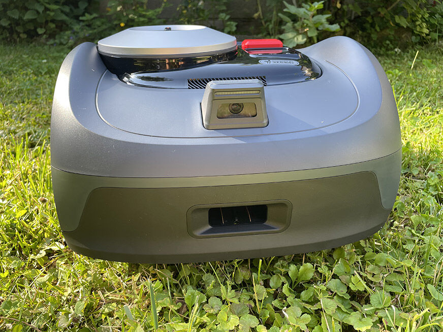 Der Navimow iSeries i108E Mähroboter ist im Test und mäht den Rasen im Garten.