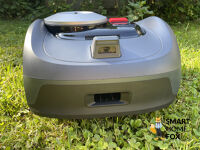 Der Navimow iSeries i108E Mähroboter ist im Test und mäht den Rasen im Garten.