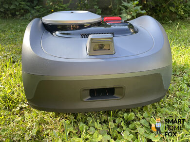 Der Navimow iSeries i108E Mähroboter ist im Test und mäht den Rasen im Garten.