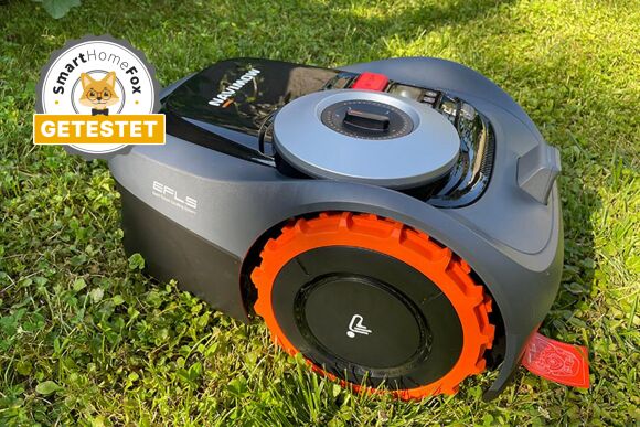 Der Segway Navimow iSeries i108E Mähroboter ohne Begrenzungskabel steht im Test im Garten und mäht den Rasen.