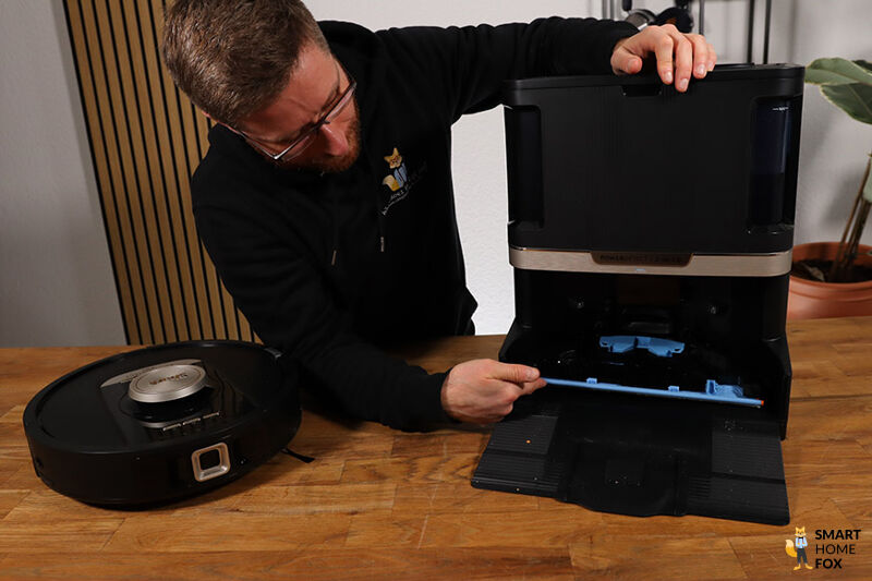 Das Wischpads des Shart Powerdetect Nevertouch 2-in-1 wird in der Station abgelegt.