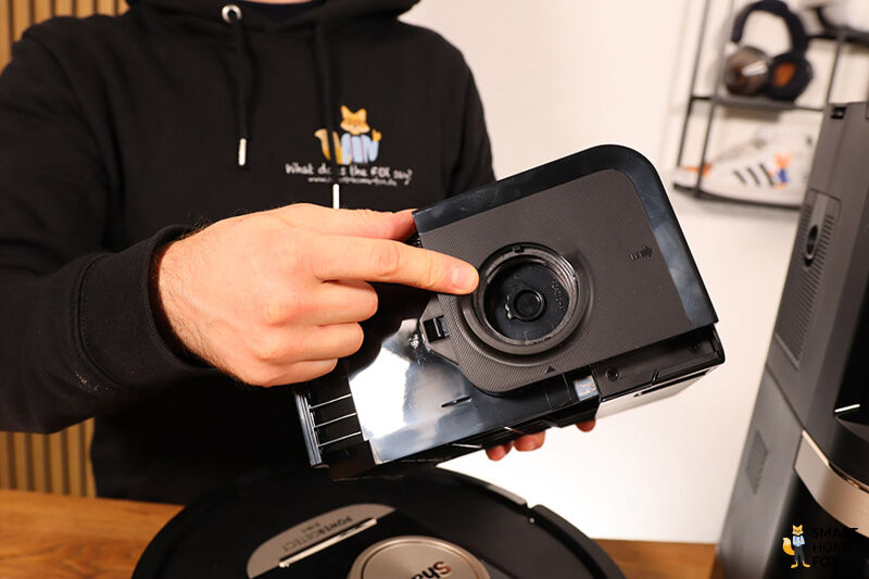 Das Fach für die Duftkapsel bei der Shark Detect Nevertouch 2-in-1 Station ist zu sehen.