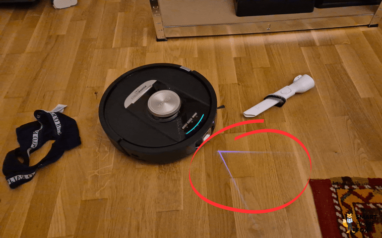 Der Kreuzlaser zur Objekrerkennung des Shark Nevertouch ist zu sehen.