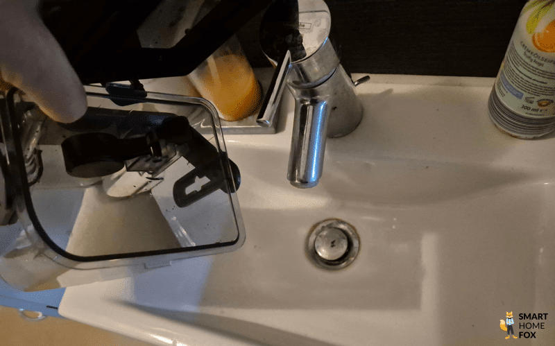 Der Schmutzwassertank des Shark Detect Nevertouch wird entleert.