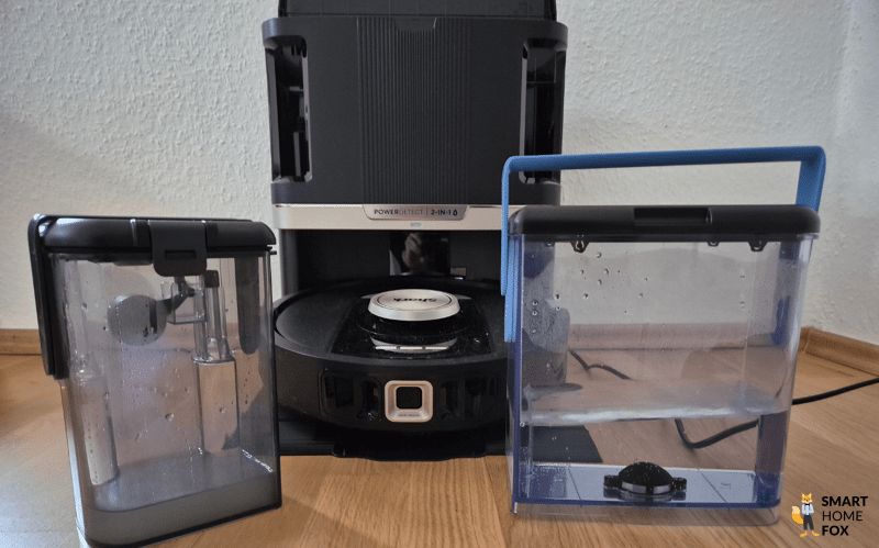 Die beiden Wassertanks der Shark Nevertouch 2-in-1-Station stehen nebeneinander.