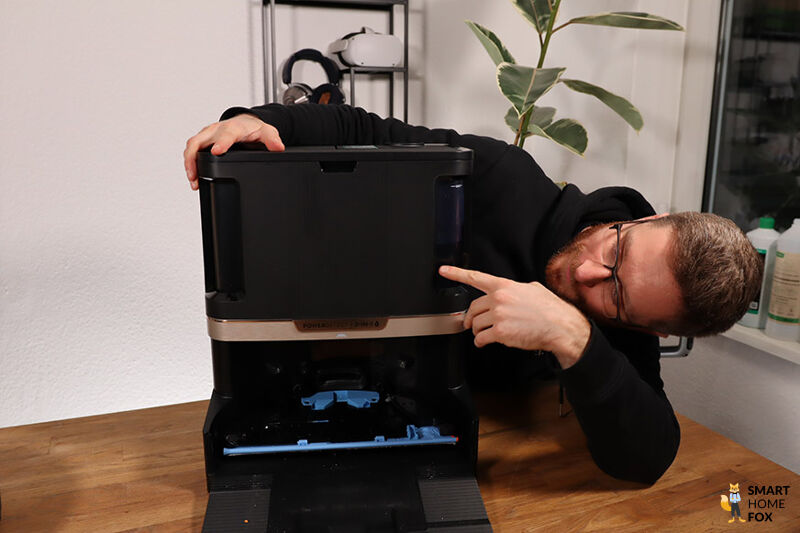 Der aktuelle Wasserstand ist an der Shark Detect Absaugstation sichtbar.