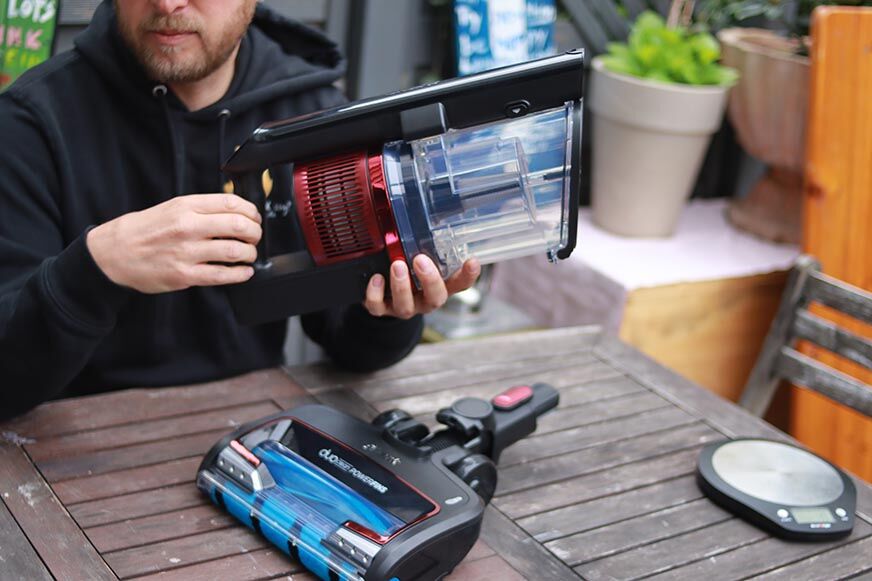 Man sieht den Shark Anti Hair Wrap Flexology Akkusauger.