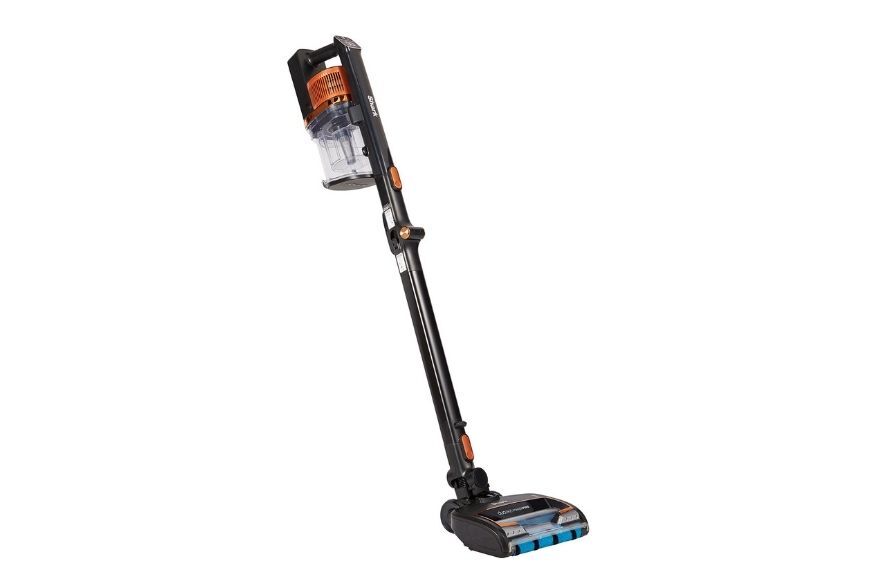 Man sieht den Shark Anti Hair Wrap Flexology Akkusauger.