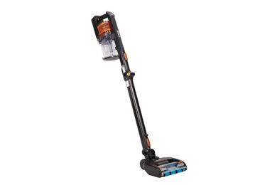 Man sieht den Shark Anti Hair Wrap Flexology Akkusauger.