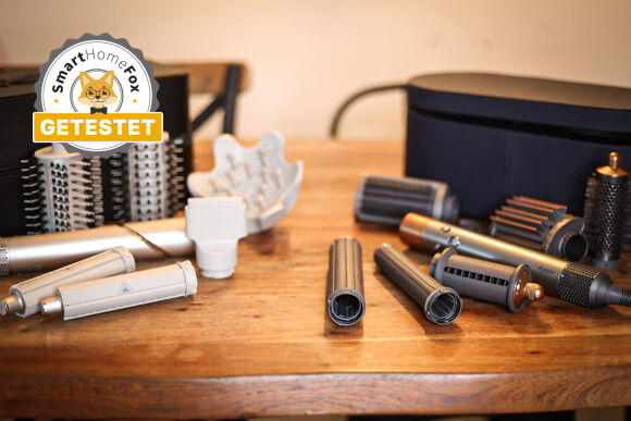 Man sieht den Shark FlexStyle und den Dyson Airwrap.