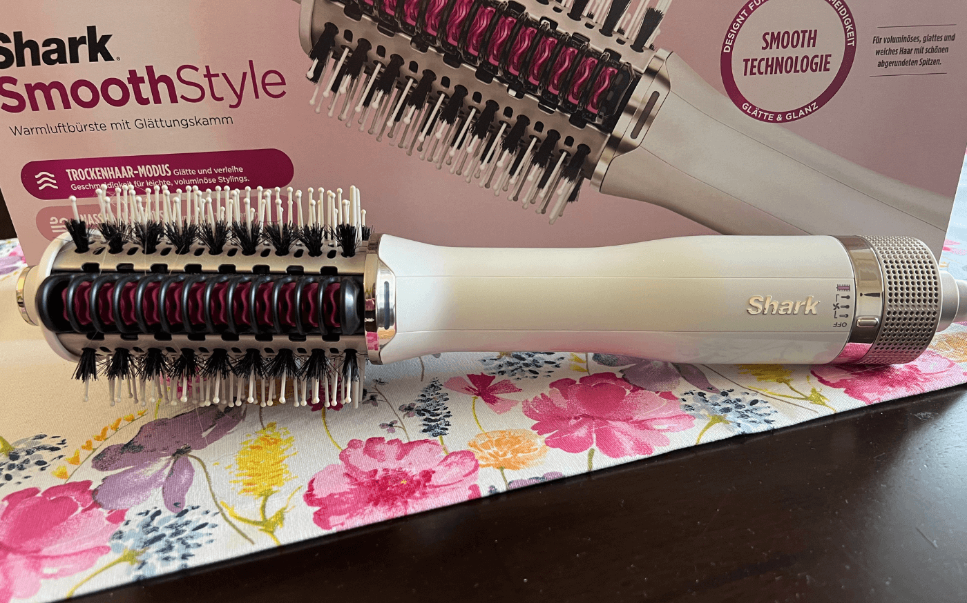 Shark Smoothstyler liegt auf dem Tisch.