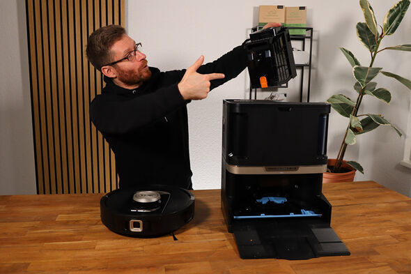 Shark PowerDetect Nevertouch 2-in-1 ist samt Station in der Nahaufnahme