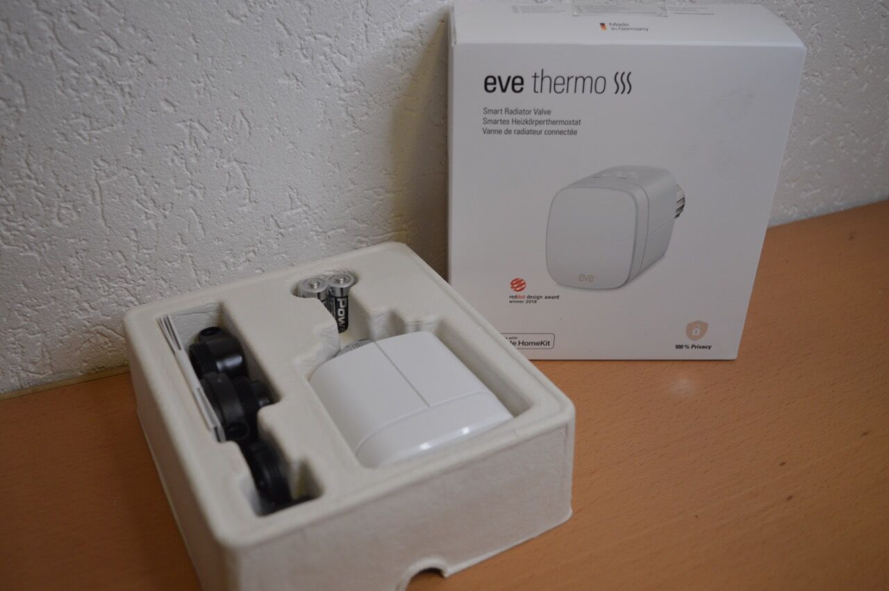 Smartes Heizkörperthermostat Eve Thermo mit Verpackung