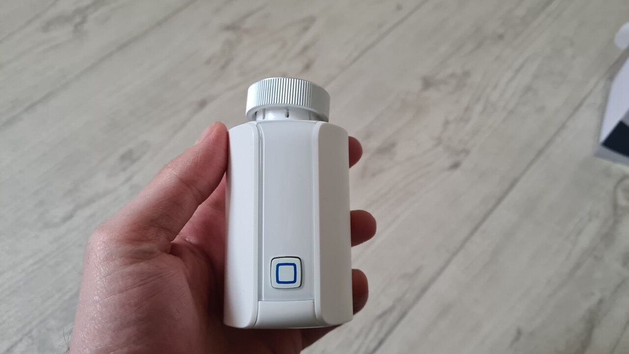 Heizkörperthermostat Evo von Homematic in eier Hand