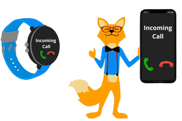 Man sieht den Smarthome-Fuchs mit einem Handy und einer Smartwatch.