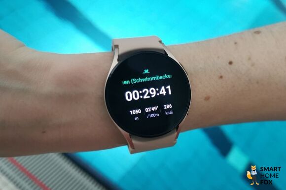 Man sieht, wie die Samsung Galaxy Watch 4 im Schwimmbad getragen wird.
