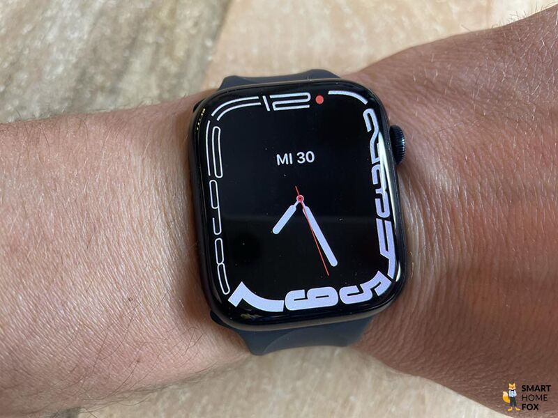Man sieht die Apple Watch Series 7.