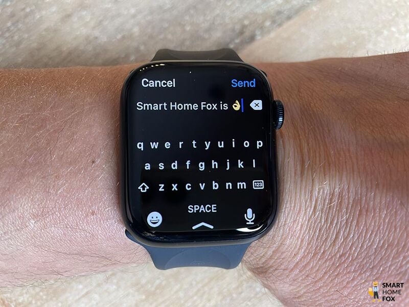 Man sieht die Antwortfunktion auf der Apple Watch Series 7.