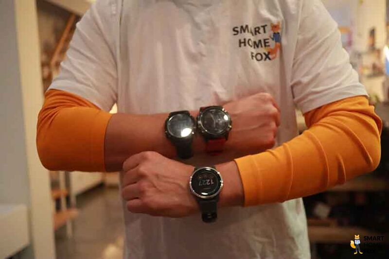Zahlreiche Smartwatches sind zu sehen.