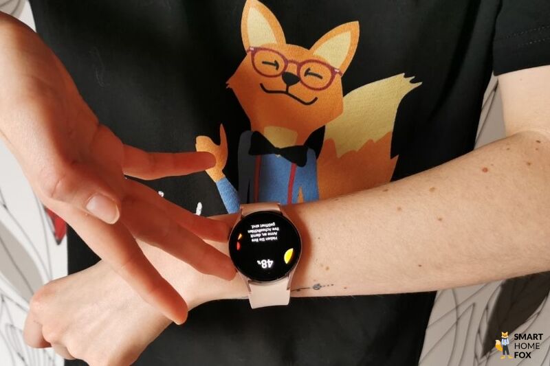 Man sieht, wie die Körperanalyse auf der Smartwatch durchgeführt wird.