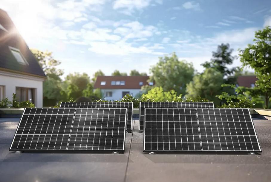 Das Solago goFlat 2000W Balkonkraftwerk mit Halterung für Flachdach und 4 Solarmodulen für maximale Leistung.
