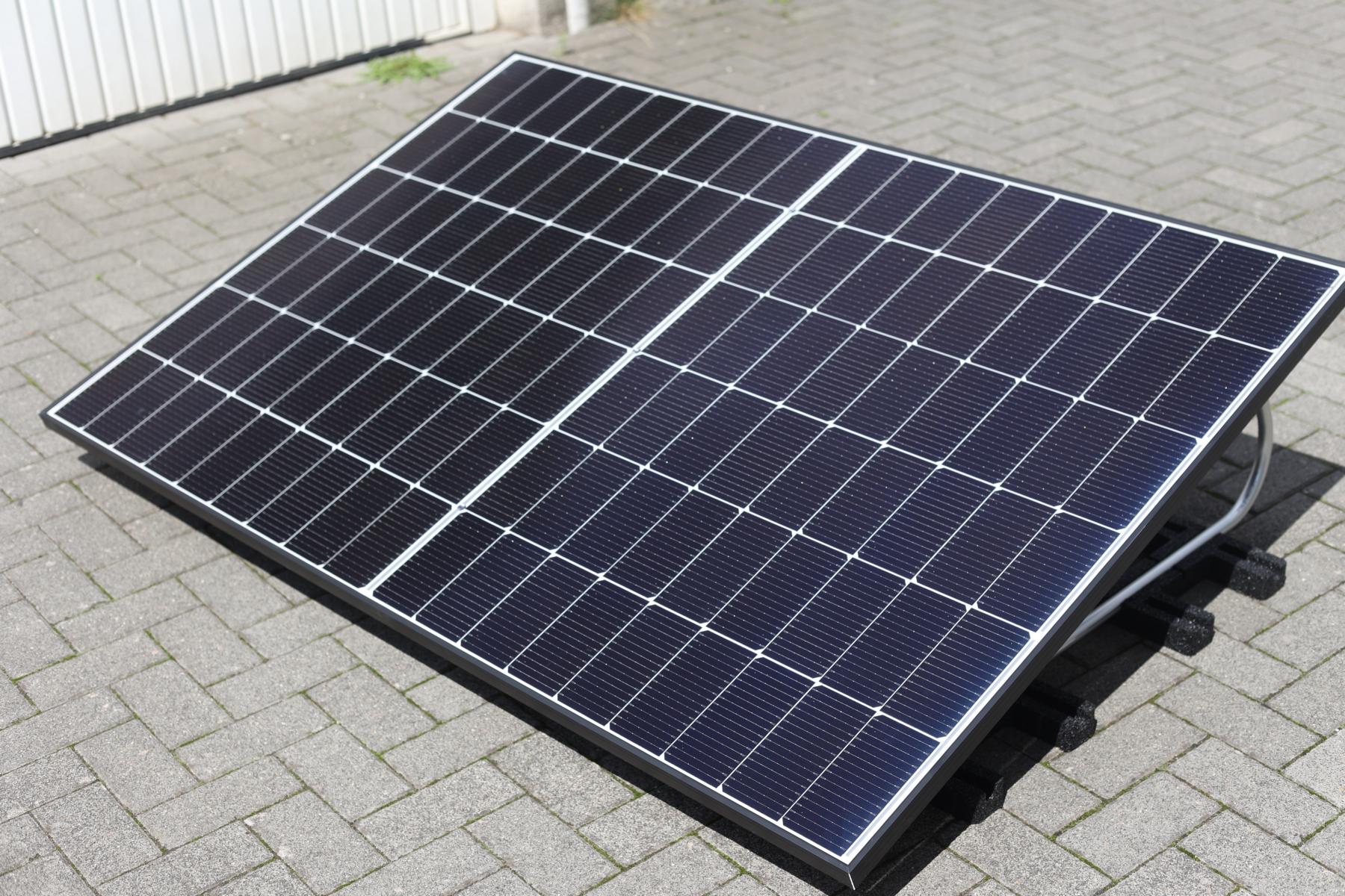 Das Solago goFlat 800W Balkonkraftwerk mit Halterung für Flachdach.