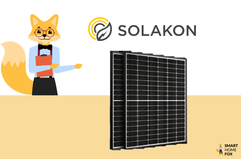 Der Smart-Home-Fox Experte steht fragend vor einem Balkonkraftwerk von der Firma Solakon, welches auf einem Tisch vor dem Experten liegt.