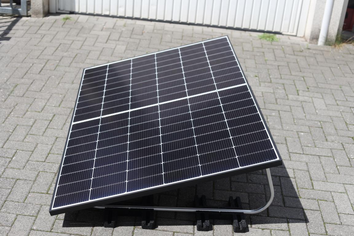 Man sieht ein Solakon Balkonkraftwerk auf einem Flachdach-Ständer.