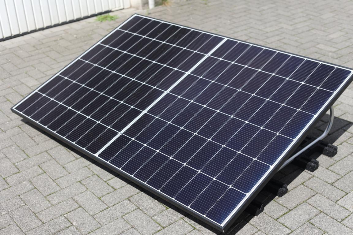 Die zwei Solakon Solarmodule sind aufgeständert, mit Halterung für den Garten.