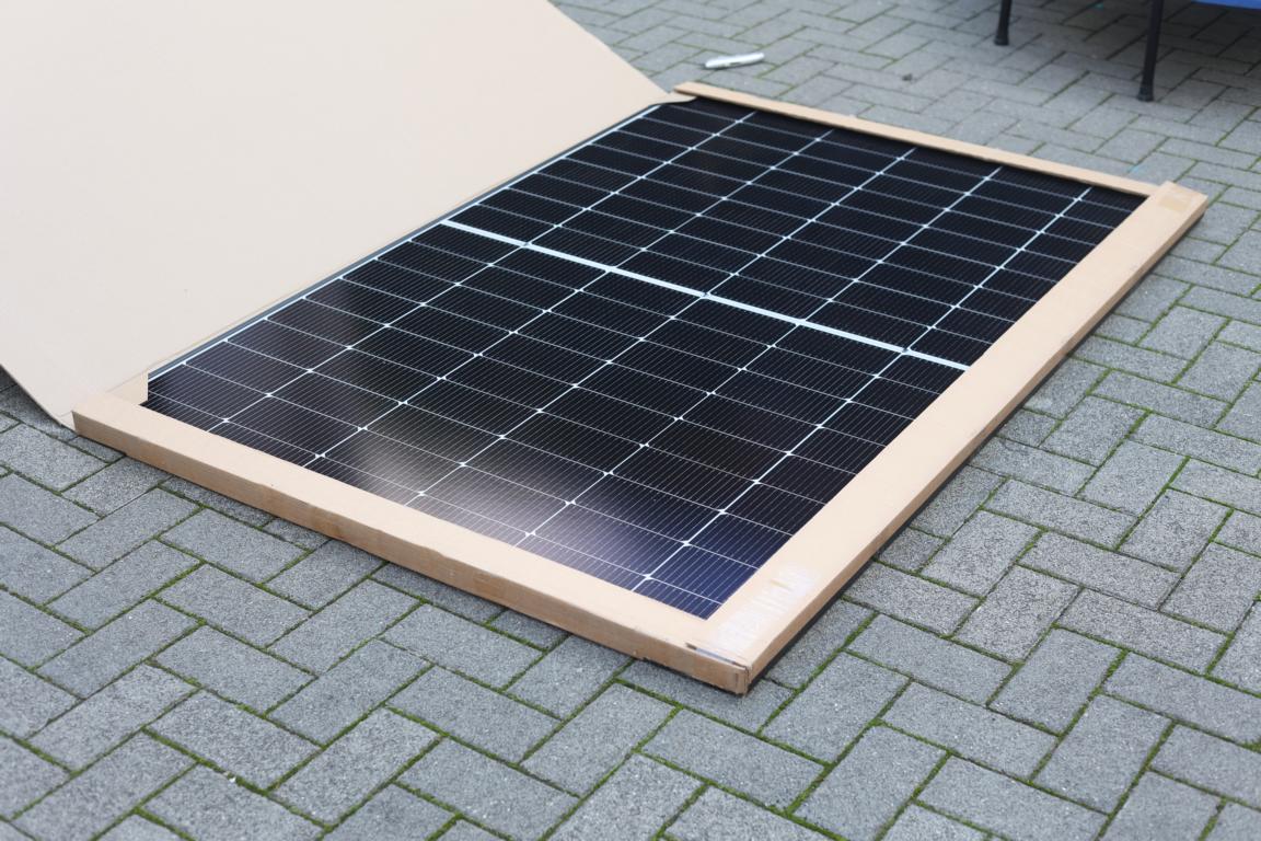 Das Solakon Solarmodul liegt auf dem Boden ohne Ständer und Halterung in der Verpackung.