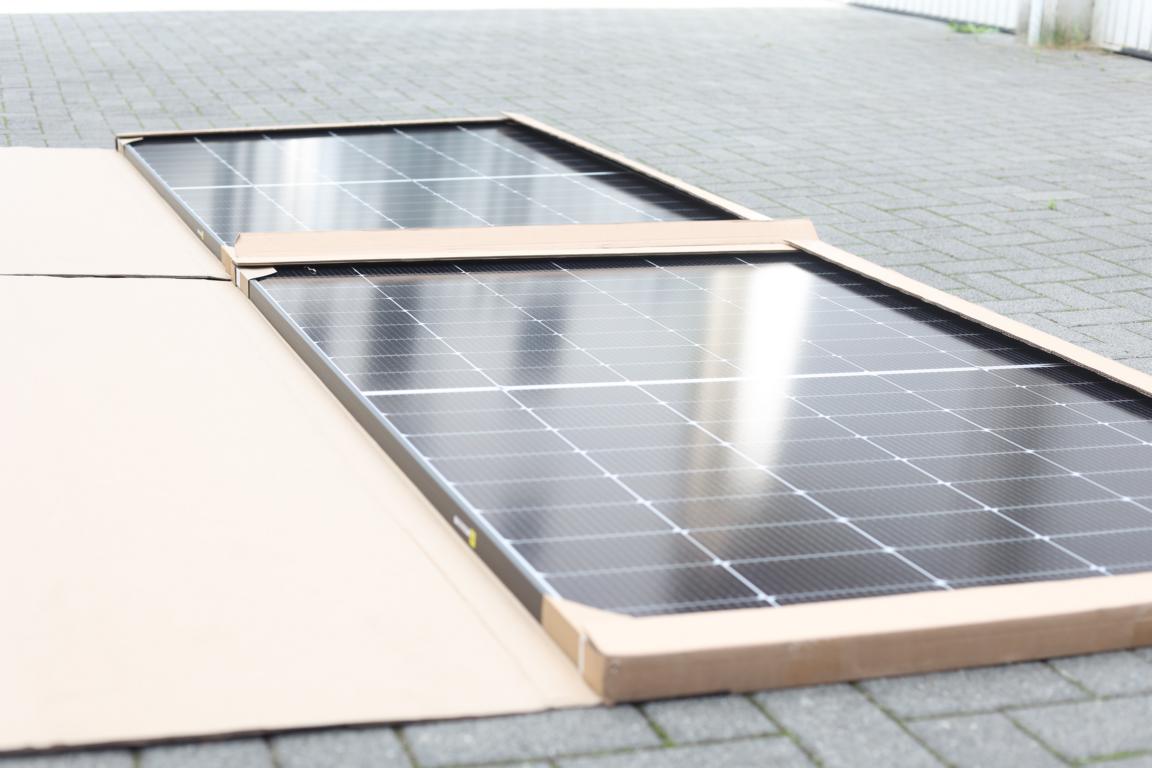 Die Solakon onBasic XL Balkonkraftwerk Solarmodule mit jeweils 535W Leistung liegen im Test nebeneinander.