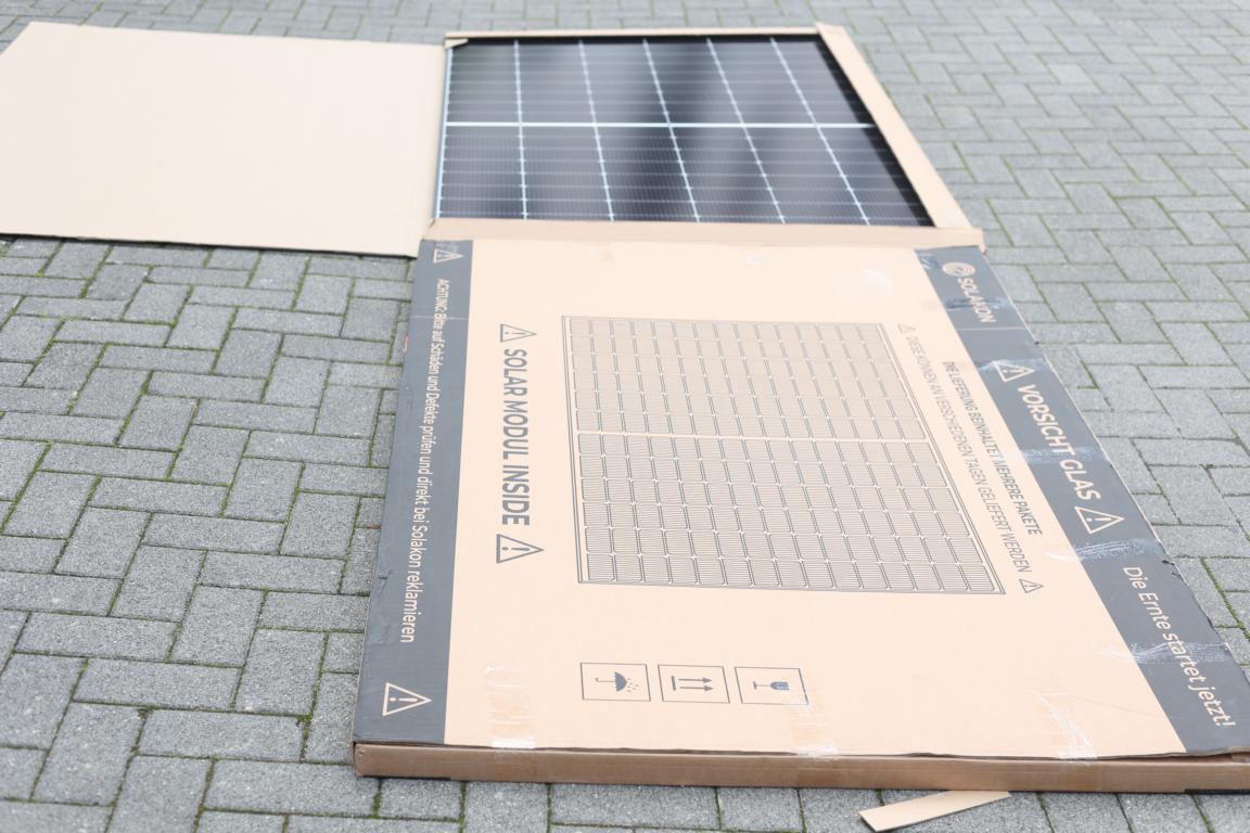 Die zwei Solarmodule vom Solakon onLite Balkonkraftwerk liegen auf dem Boden.