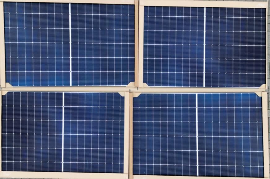 Die vier Solarmodule vom Solakon onPower Balkonkraftwerk liegen nebeneinander im Test.