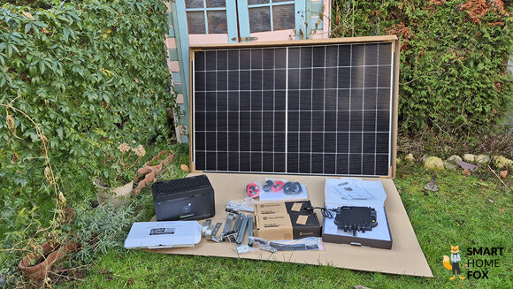 as onLite 900w Balkonkraftwerk von Solakon ist samt gesamten Lieferumfang zu sehen.