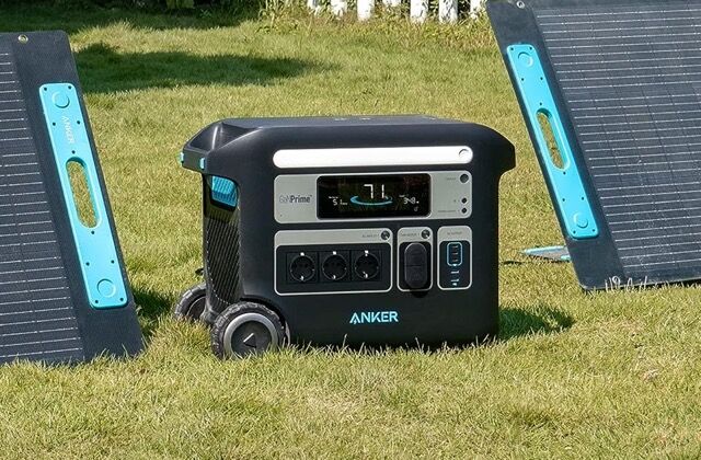 Anker Powerhouse 767 Test auf dem Rasen neben Solarpanels