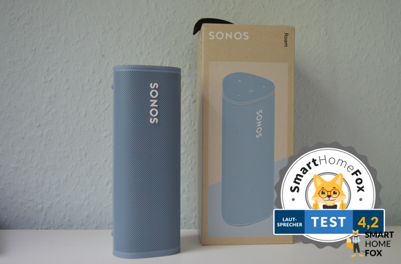 Sonos Roam in Blau im Test mit blauem Hintergrund und Testergebnis-Stempel