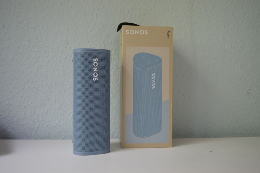 Sonos Roam in Blau mit der Verpackung